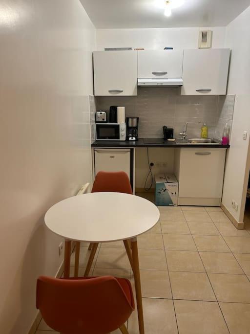 Studio A 2 Pas Du Metro Clichy Bagian luar foto
